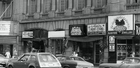 Théâtre Rialto et commerces, années 1970